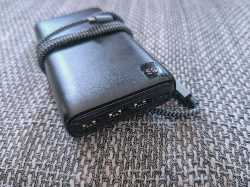 View of the various USB ports on the end face of the power bank.