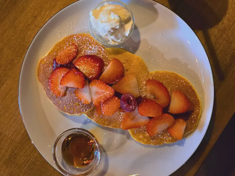 Pancakes mit Erdbeeren, Mascarpone und Ahornsirup von oben
