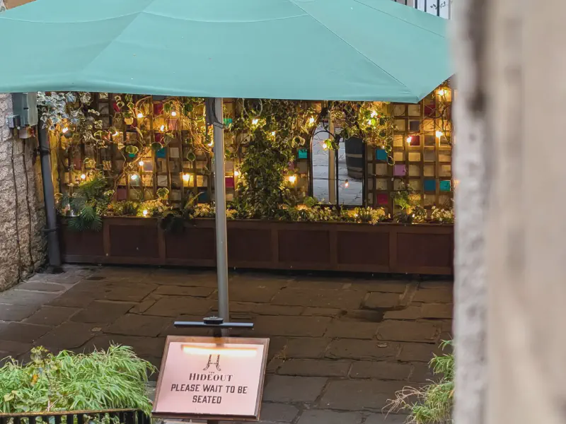 In der Bath Innenstadt gibt es auch hübsch gestaltete Hinterhöfe