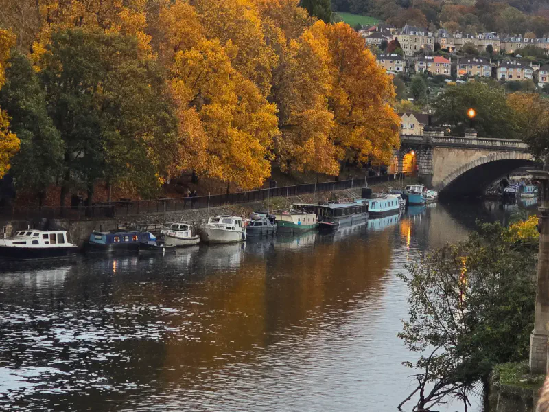 Boote am Flussrand bei der Pulteney Bridge