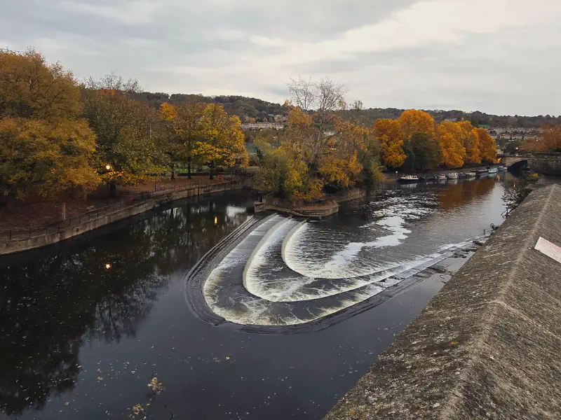 Der Fluss bei der Pulteney Bridge