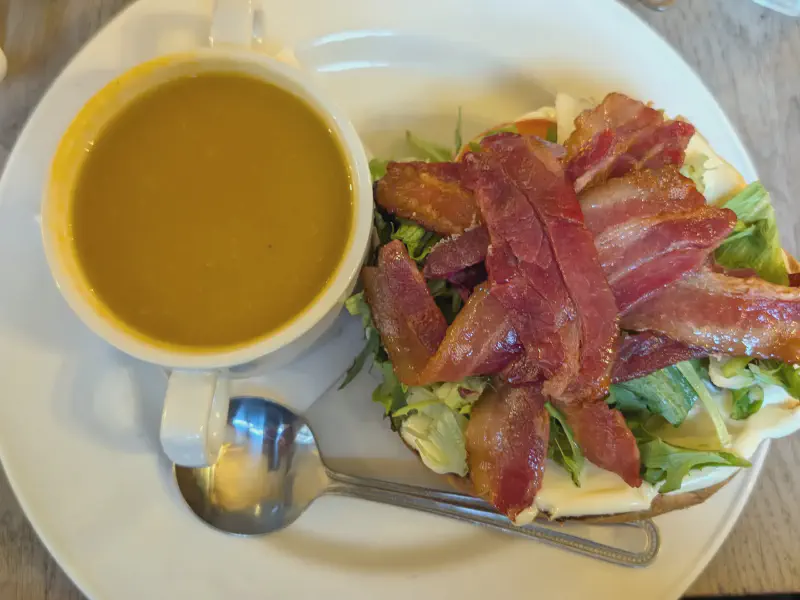Essen im Sally Lunns - Standesgemäß belegtes Brot mit Suppe