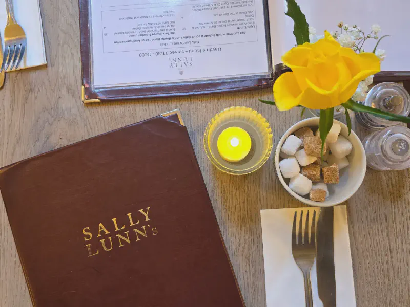 Tisch und Menü hergerichtet in Sally Lunns Restaurant