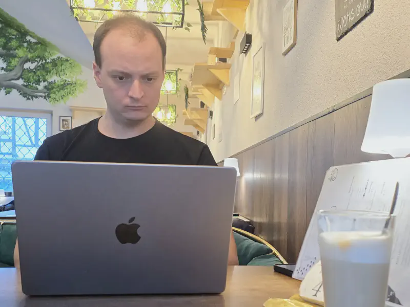 Oli arbeitet am Laptop an einem neuen Beitrag