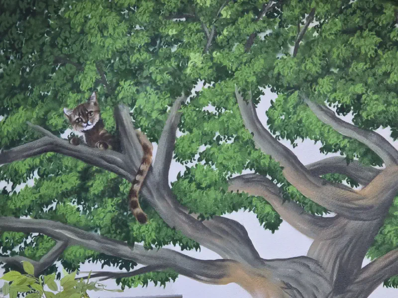 Gemalter Baum als Wandkunst mit einer Katze im Geäst
