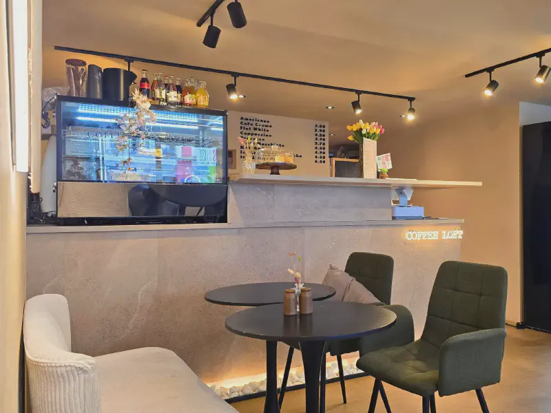 Counter and cosy seating corner at Coffee Loft Braunschweig