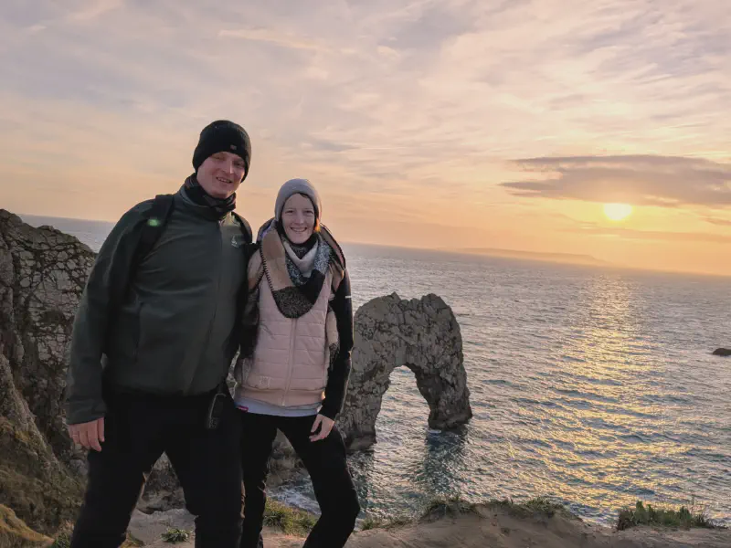 Wir, glücklich auf dem Durdle Door Viewpoint