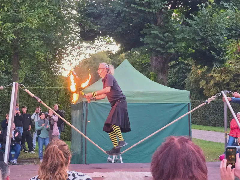 Andy Snatch mit Feuer auf dem Seil