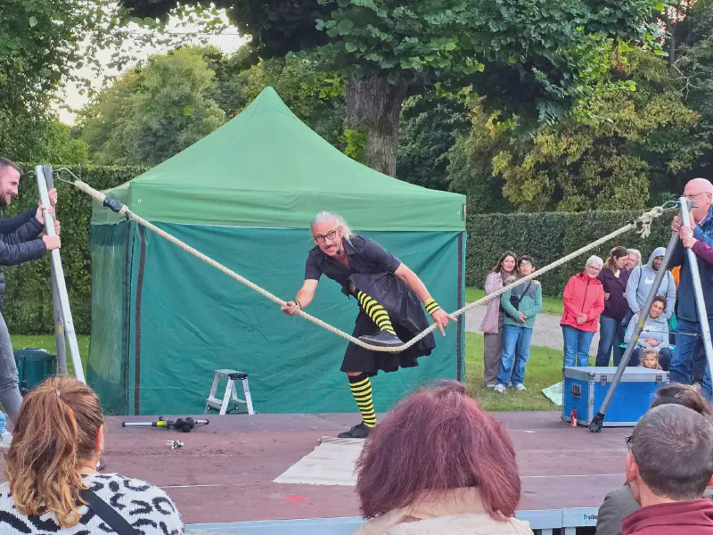 Andy Snatch balanciert auf dem Seil
