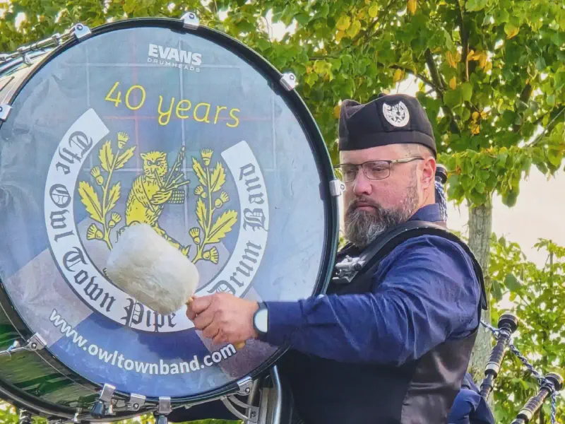Der Bassdrummer der Owl Town Pipe Band