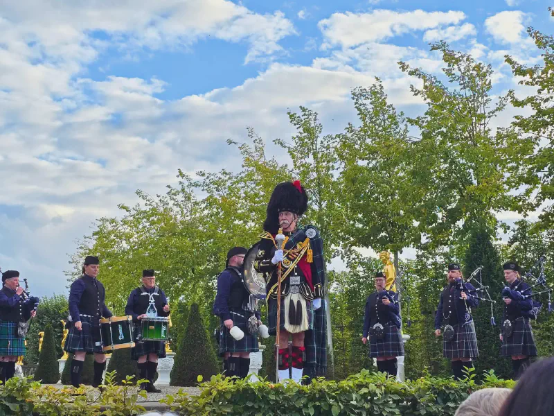 Die Dudelsack-Band in Kilts im Herrenhäuser Garten
