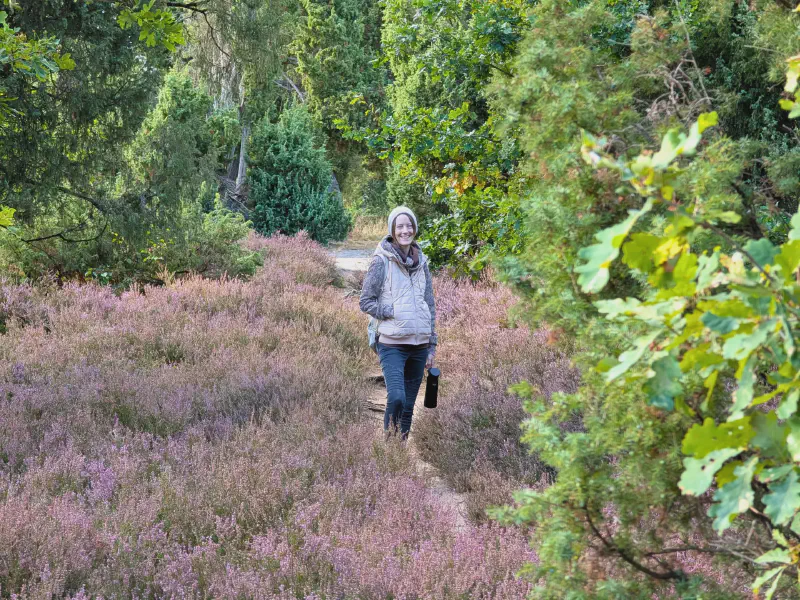 Gina auf dem schmalen Sandweg durch die Heide