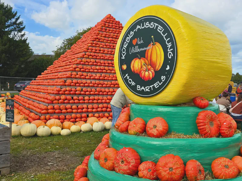 Welcome sign of the pumpkin exhibition at Hof Bartels