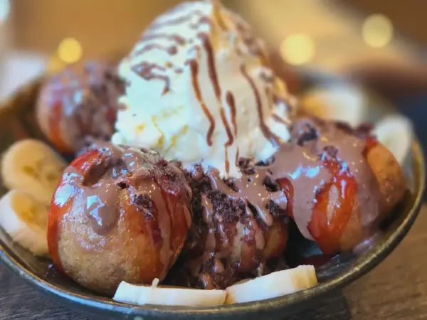 Lokma plate with filling, sauce, topping and fruit