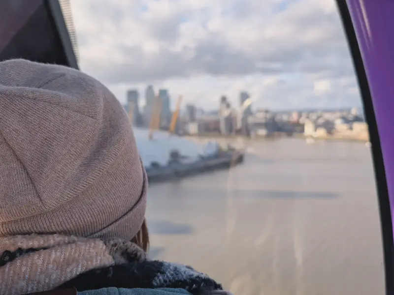 Blick auf die Londoner Skyline und die Themse aus der Seilbahn.