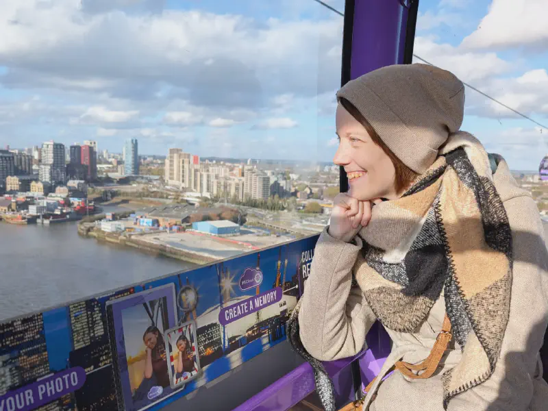 Gina sitzt in der Seilbahn und genießt die Aussicht über London.
