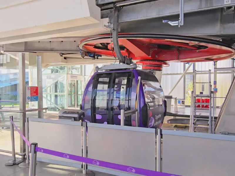 Die London Cable Car Station mit einer lilafarbenen Gondel.
