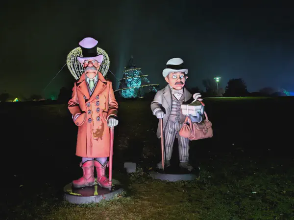 Two narrator figures guide through the park